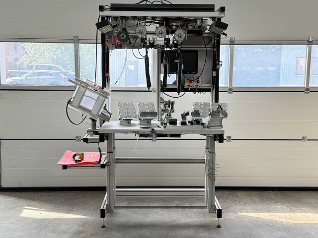 Bosch rexroth - hoog/laagw werkbank met electrische momentschroevendraaiers - afbeelding 1 van  10
