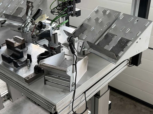Bosch rexroth - hoog/laagw werkbank met electrische momentschroevendraaiers - afbeelding 8 van  10