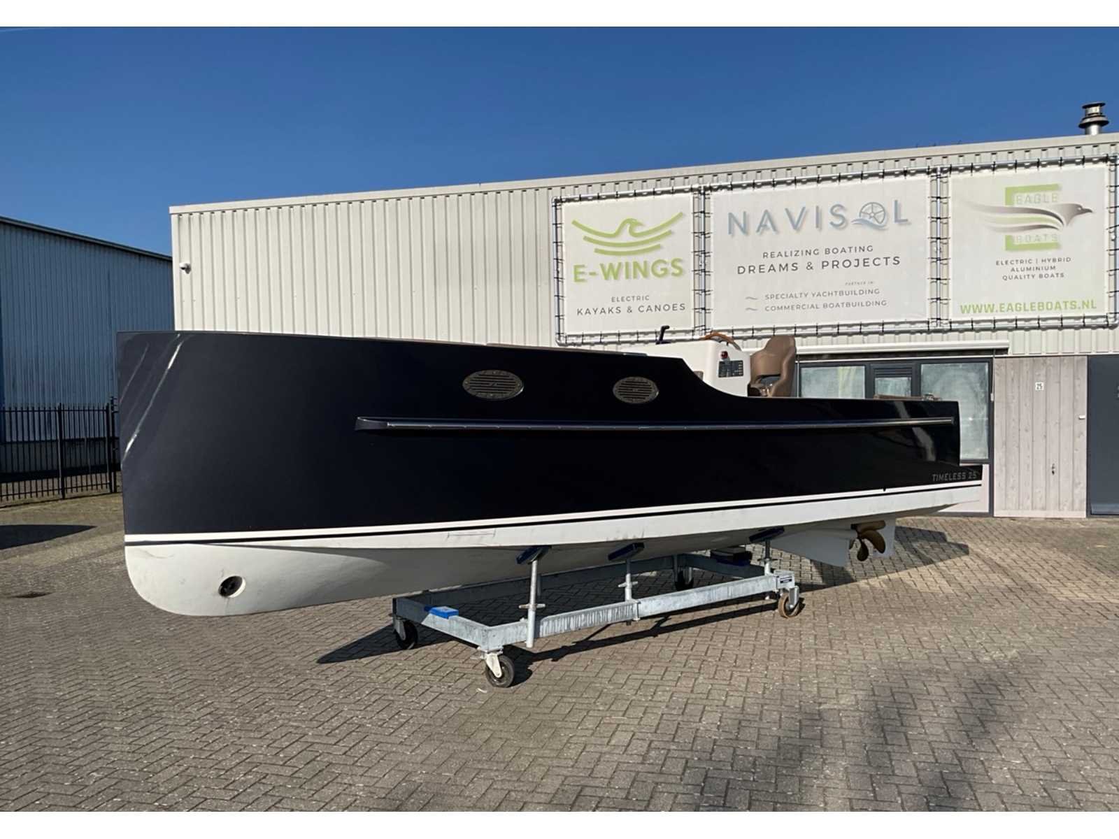 Boten, personenauto, portaalkraan en scheepsmotor