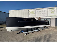 Boten, personenauto, portaalkraan en scheepsmotor