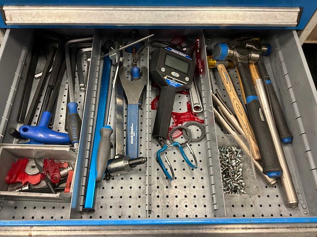 Bott ladekast met gereedschap en materiaal - afbeelding 8 van  10