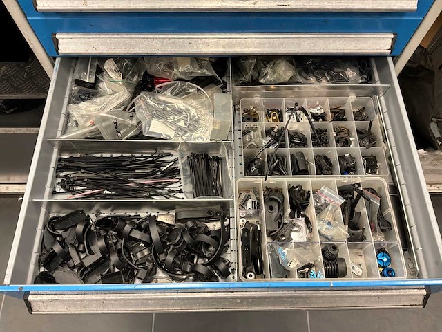 Bott ladekast met gereedschap en materiaal - afbeelding 5 van  9