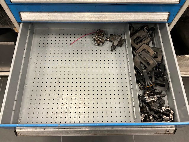Bott ladekast met gereedschap en materiaal - afbeelding 6 van  9