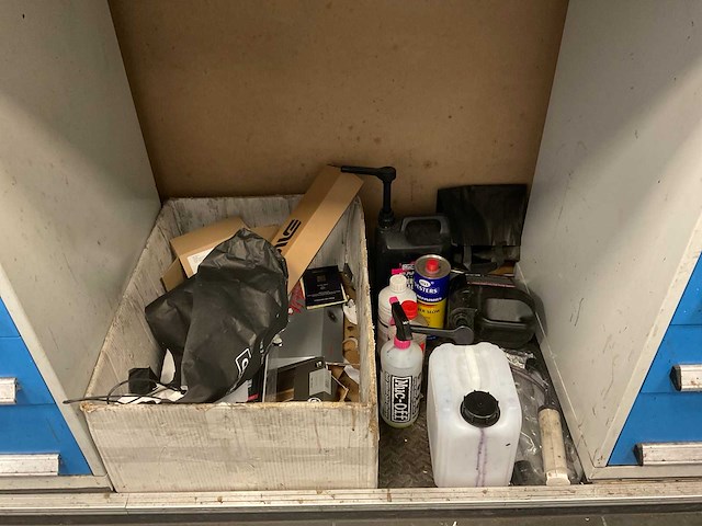 Bott ladekast met gereedschap en materiaal - afbeelding 9 van  9