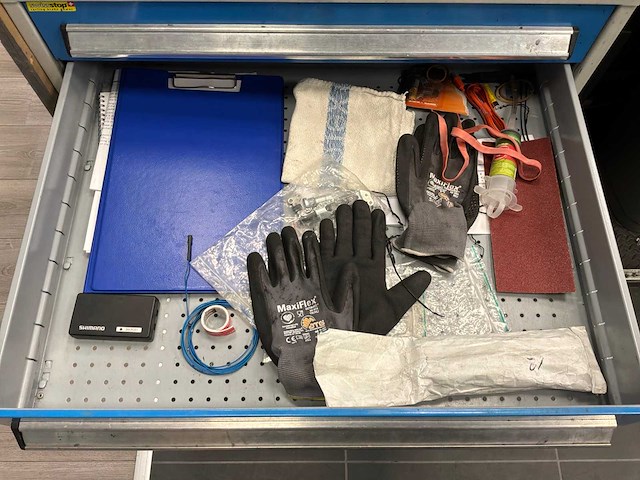 Bott ladekast met gereedschap en materiaal - afbeelding 6 van  10