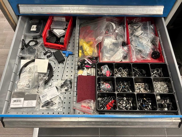 Bott ladekast met gereedschap en materiaal - afbeelding 7 van  10