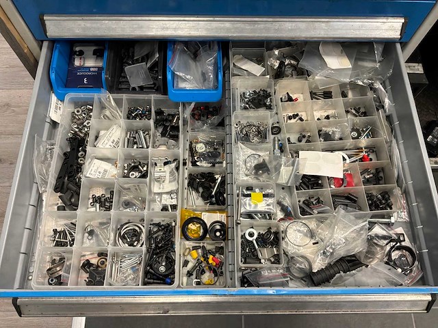 Bott ladekast met gereedschap en materiaal - afbeelding 8 van  10