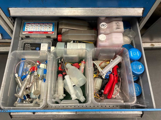 Bott ladekasten met gereedschap en materiaal (2x) - afbeelding 6 van  16