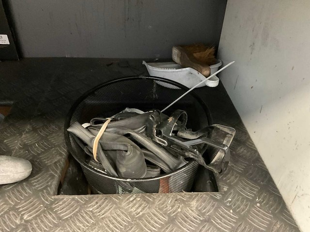 Bott ladekasten met gereedschap en materiaal (2x) - afbeelding 8 van  16