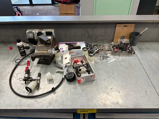 Bott ladekasten met gereedschap en materiaal (2x) - afbeelding 11 van  16