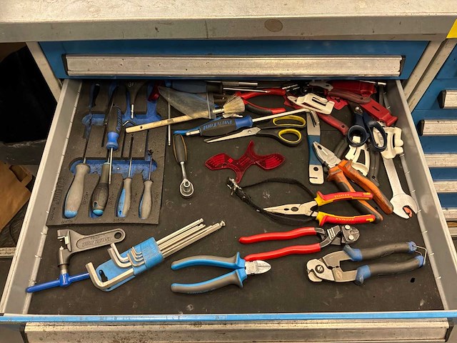 Bott ladekasten met gereedschap en materiaal (2x) - afbeelding 12 van  16