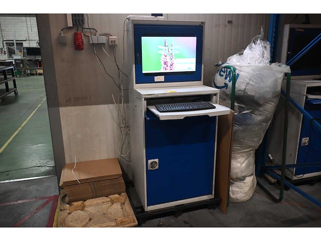 Bott pc-werkkast met hp prodesk 4 mini g1i ai desktop met monitor - afbeelding 1 van  5