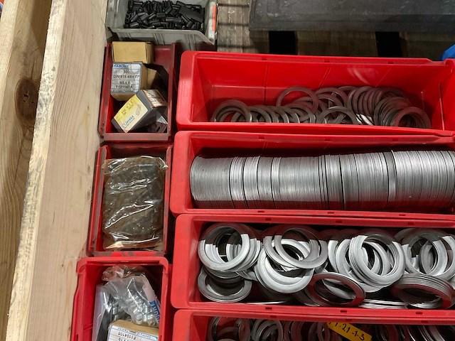 Bouten en ringen - afbeelding 7 van  9