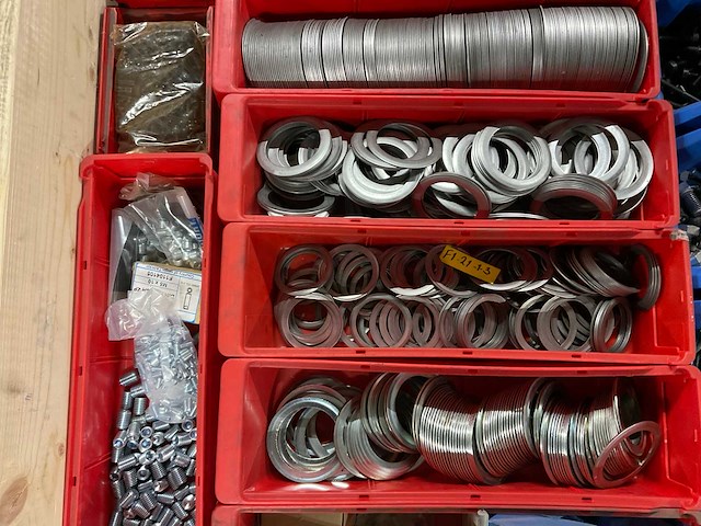 Bouten en ringen - afbeelding 8 van  10