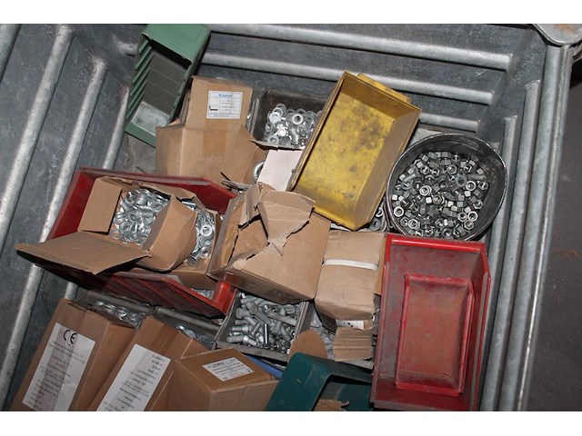 Bouten, moeren en ringen m12 in diverse lengtes in 2 metalen stapelbakken. - afbeelding 2 van  5