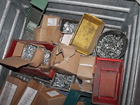 Bouten, moeren en ringen m12 in diverse lengtes in 2 metalen stapelbakken. - afbeelding 2 van  5