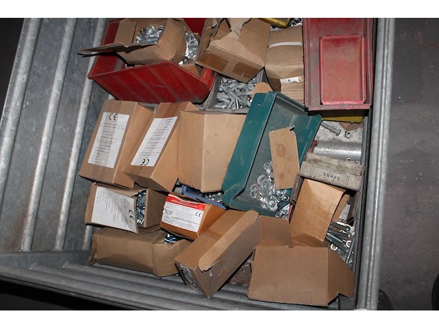 Bouten, moeren en ringen m12 in diverse lengtes in 2 metalen stapelbakken. - afbeelding 3 van  5