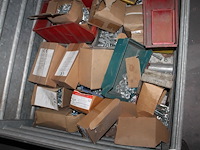 Bouten, moeren en ringen m12 in diverse lengtes in 2 metalen stapelbakken. - afbeelding 3 van  5