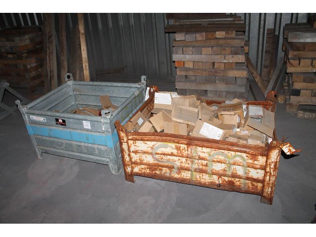 Bouten, moeren en ringen m12 in diverse lengtes in 2 metalen stapelbakken. - afbeelding 4 van  5