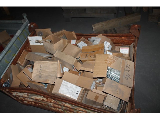 Bouten, moeren en ringen m12 in diverse lengtes in 2 metalen stapelbakken. - afbeelding 5 van  5