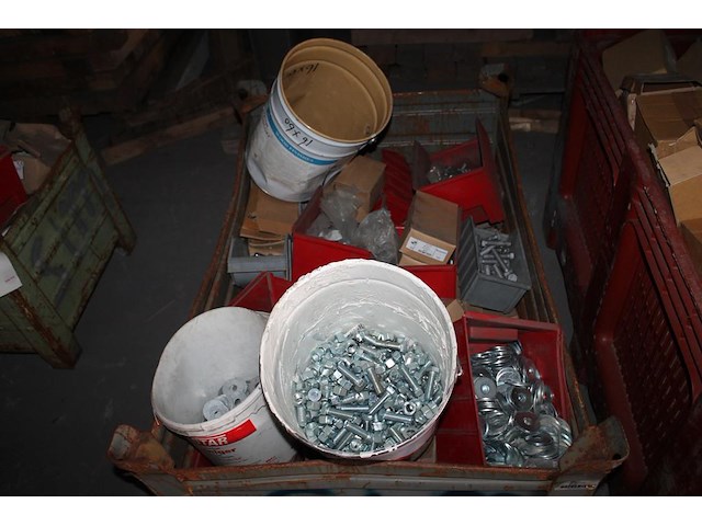 Bouten, moeren en ringen m16 in diverse lengtes in 2 metalen stapelbakken. - afbeelding 2 van  4