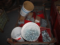 Bouten, moeren en ringen m16 in diverse lengtes in 2 metalen stapelbakken. - afbeelding 2 van  4