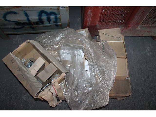 Bouten, moeren en ringen m16 in diverse lengtes in 2 metalen stapelbakken. - afbeelding 3 van  4