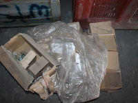 Bouten, moeren en ringen m16 in diverse lengtes in 2 metalen stapelbakken. - afbeelding 3 van  4