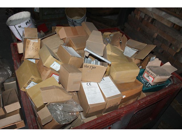Bouten, moeren en ringen m16 in diverse lengtes in 2 metalen stapelbakken. - afbeelding 4 van  4