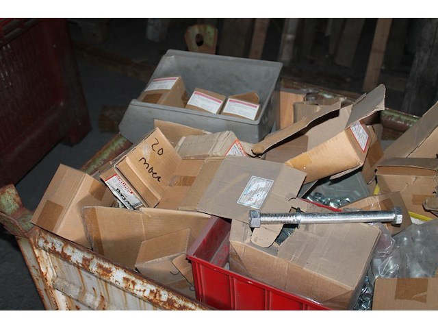 Bouten, moeren en ringen m20 in diverse lengtes in metalen stapelbak. - afbeelding 2 van  3