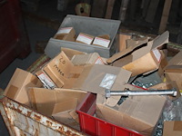 Bouten, moeren en ringen m20 in diverse lengtes in metalen stapelbak. - afbeelding 2 van  3