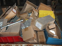 Bouten, moeren en ringen m20 in diverse lengtes in metalen stapelbak. - afbeelding 3 van  3