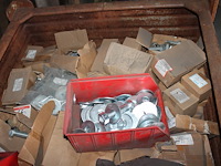 Bouten, moeren en ringen m24 in diverse lengtes in metalen stapelbak. - afbeelding 2 van  3