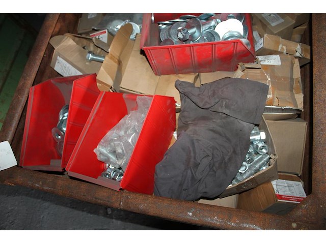 Bouten, moeren en ringen m24 in diverse lengtes in metalen stapelbak. - afbeelding 3 van  3