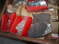 Bouten, moeren en ringen m24 in diverse lengtes in metalen stapelbak. - afbeelding 3 van  3