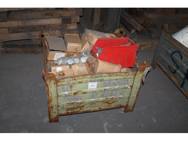 Bouten, moeren en ringen m30 in diverse lengtes in metalen stapelbak. - afbeelding 1 van  3