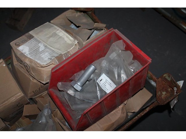 Bouten, moeren en ringen m30 in diverse lengtes in metalen stapelbak. - afbeelding 2 van  3