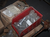 Bouten, moeren en ringen m30 in diverse lengtes in metalen stapelbak. - afbeelding 2 van  3