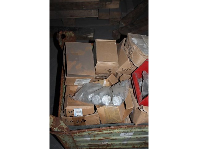 Bouten, moeren en ringen m30 in diverse lengtes in metalen stapelbak. - afbeelding 3 van  3