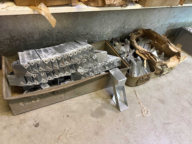 Bouw- en bevestigingsmateriaal - afbeelding 1 van  3