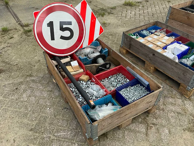 Bouw- en bevestigingsmateriaal - afbeelding 1 van  4