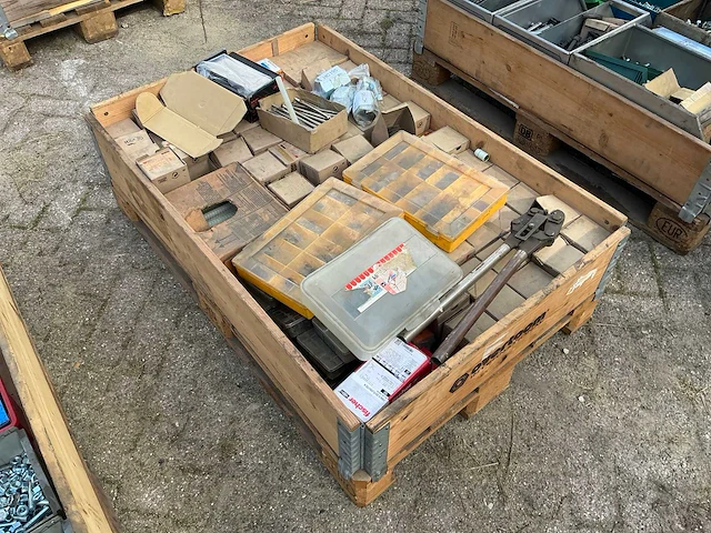 Bouw- en bevestigingsmateriaal - afbeelding 1 van  4