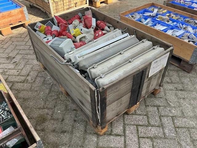 Bouw- en bevestigingsmateriaal - afbeelding 1 van  4