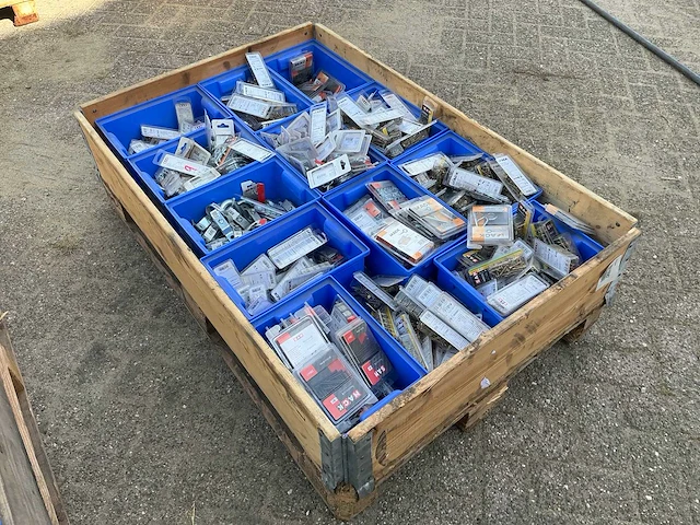 Bouw- en bevestigingsmateriaal - afbeelding 1 van  6