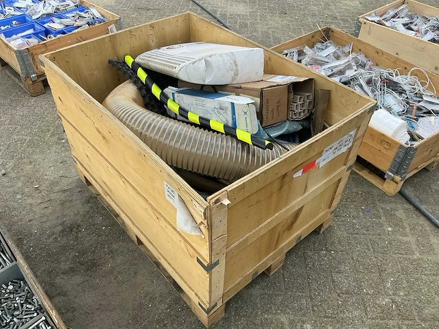 Bouw- en bevestigingsmateriaal - afbeelding 1 van  4