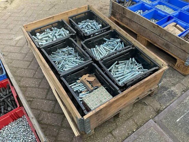 Bouw- en bevestigingsmateriaal - afbeelding 1 van  4