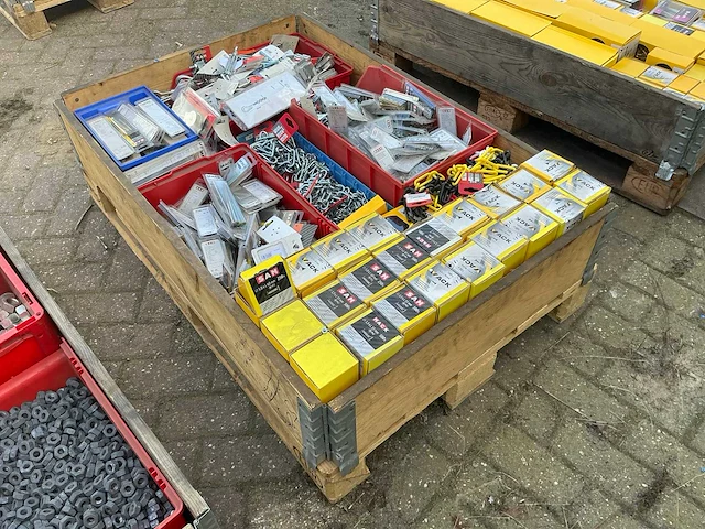 Bouw- en bevestigingsmateriaal - afbeelding 1 van  7