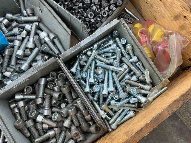 Bouw- en bevestigingsmateriaal - afbeelding 3 van  6