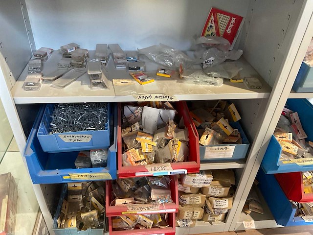Bouw- en bevestigingsmateriaal - afbeelding 11 van  12