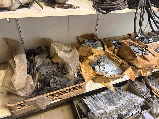 Bouw- en bevestigingsmateriaal - afbeelding 1 van  3